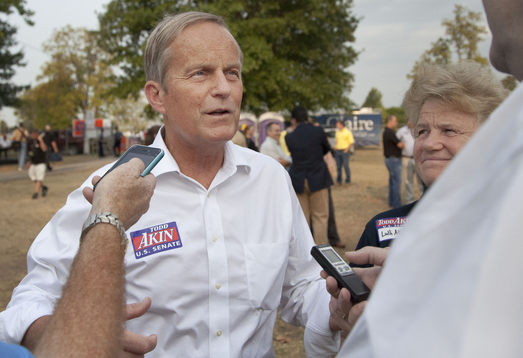 L'élu républicain du Missouri Todd Akin, sous le feu des critiques pour ses déclarations sur le viol et l'avortement, a maintenu mardi sa candidature au Sénat. Cela, malgré l'appel contraire de Mitt Romney, candidat républicain à la présidentielle.