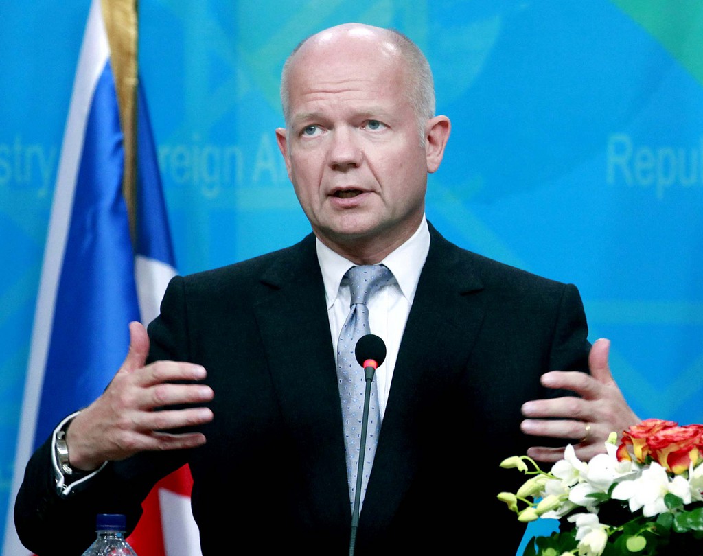 Les ministres des affaires étrangères de la France, du Royaume Uni (ici William Hague) et de l'Allemagne ont demandé de nouvelles sanctions de l'UE contre l'Iran pour son programme nucléaire.
