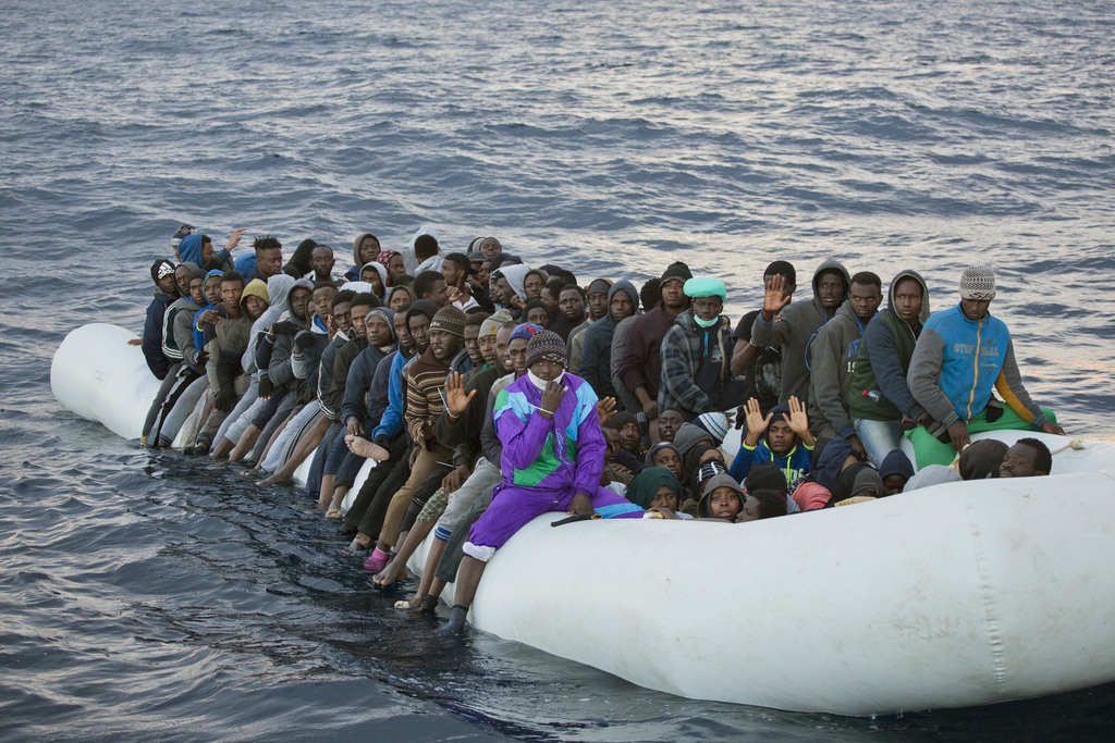 Les migrants secourus par divers bateaux de sauvetage sont transportés vers des ports italiens où ils sont hébergés dans des centres d'accueil dont la capacité est saturée.