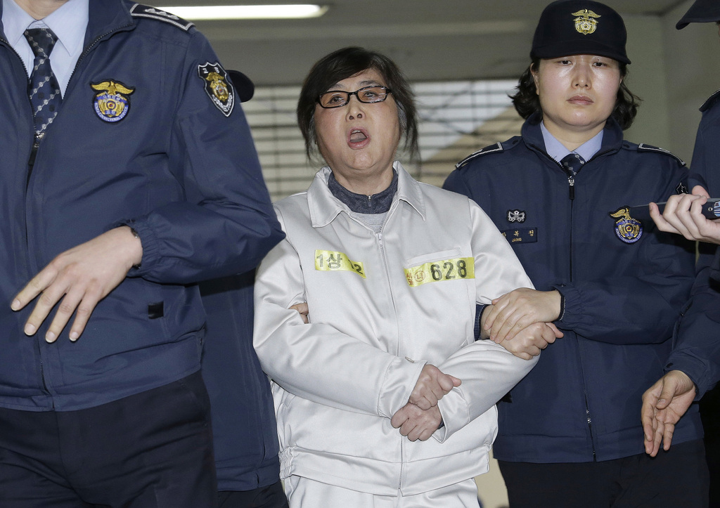 Choi Soon-Sil pourrait se voir infliger des dizaines d'années d'emprisonnement si elle est reconnue coupable de l'ensemble des chefs dans cette affaire.