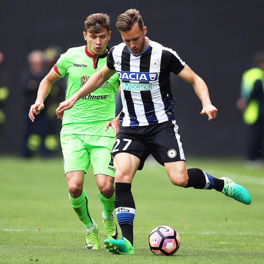 Silvan Widmer en action contre Nicolo Barella pendant la Série italienne.