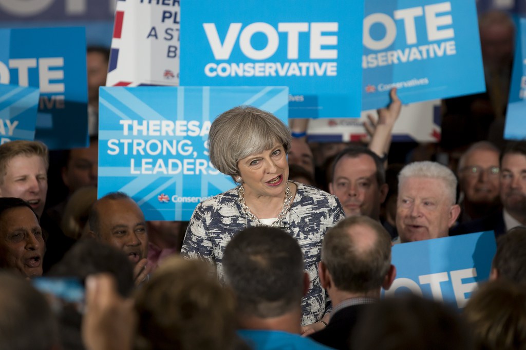 Theresa May espère que ces élections lui apporteront une majorité renforcée.