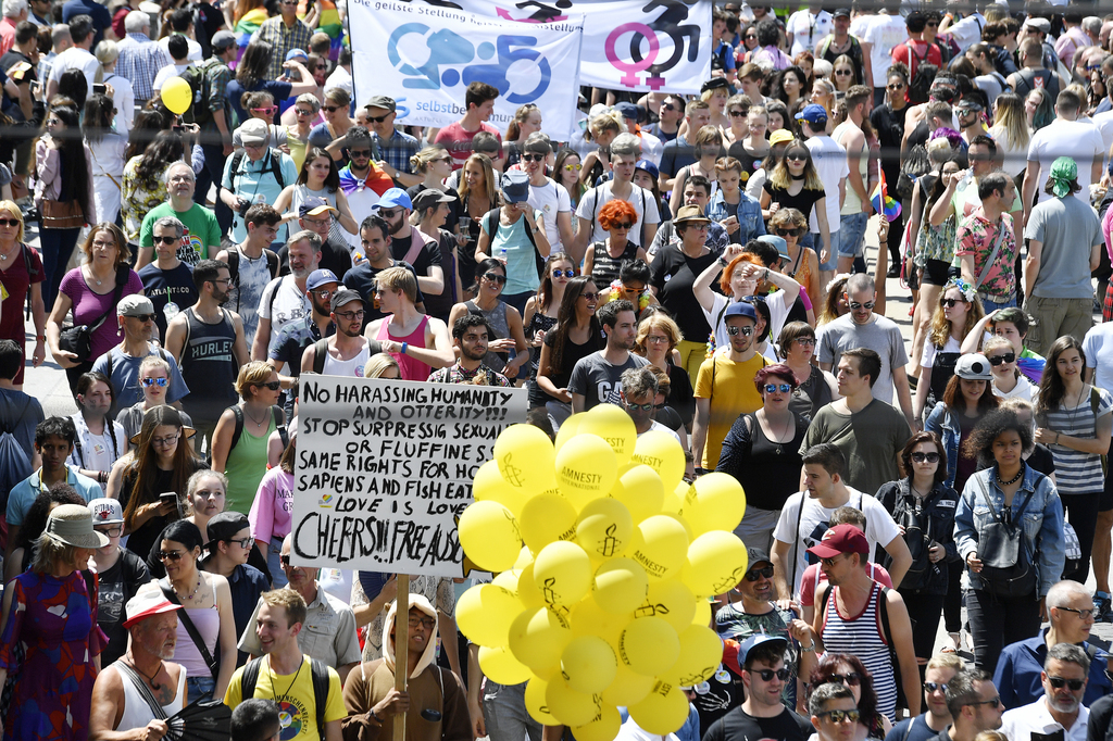 Les participants ont défilé avec des bannières arc-en-ciel et des ballons, au son d'une musique bruyante