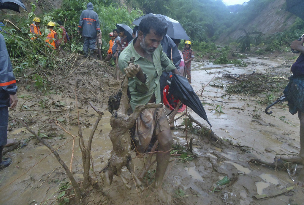  Au moins 92 personnes ont péri ces derniers jours dans des glissements de terrain causés par de torrentielles pluies de mousson 