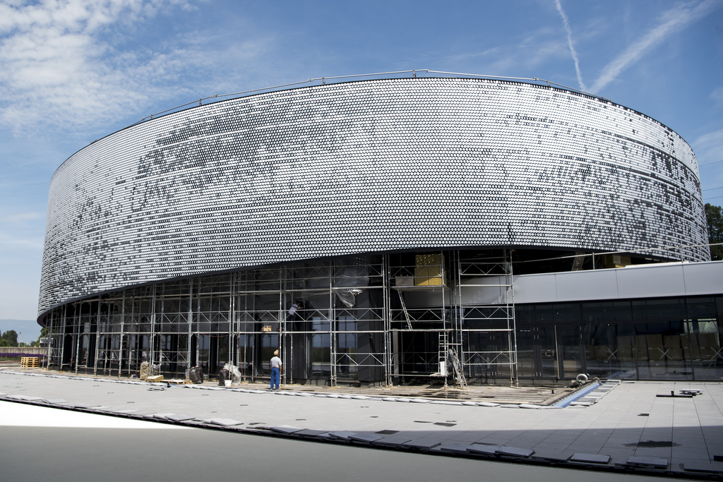 100'000 pastilles en aluminium habillent le bâtiment, représentant des écailles de poisson. 