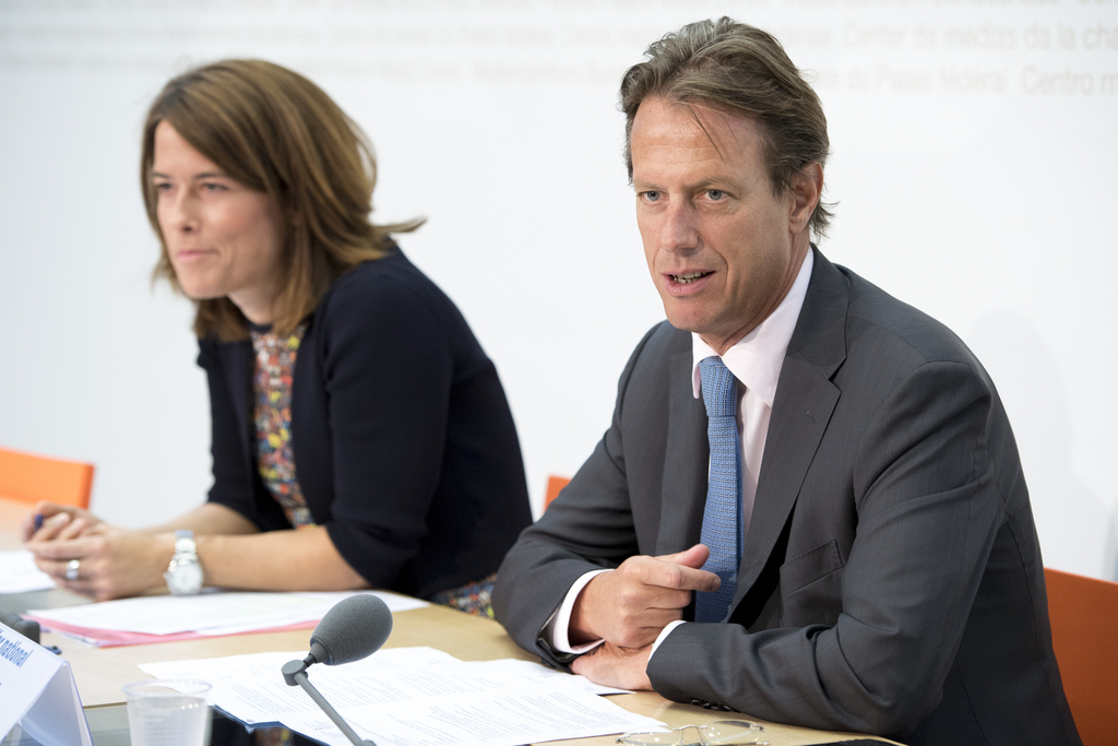 Le vice-président du PLR Christian Lüscher et la présidente Petra Gössi ont dévoilé ce jeudi le calendrier et le profil de la succession de Didier Burkhalter.