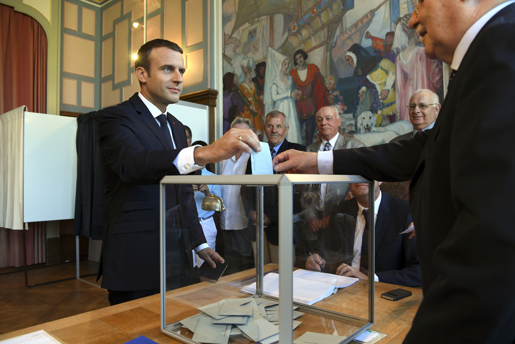 Le chef de l'Etat Emmanuel Macron a voté vers 09 heures au Touquet sans son épouse, Brigitte Trogneux.