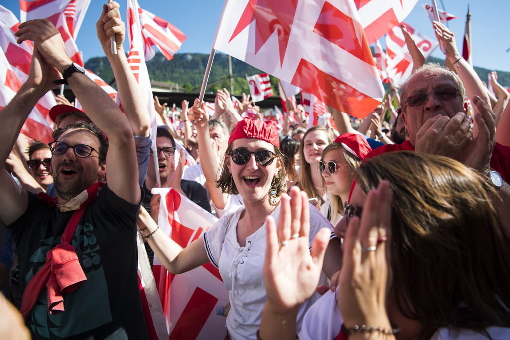 Les militants pro-jurassiens fêtent la victoire du "Oui" sur la place de la gare ce dimanche 18 juin 2017 a Moutier.