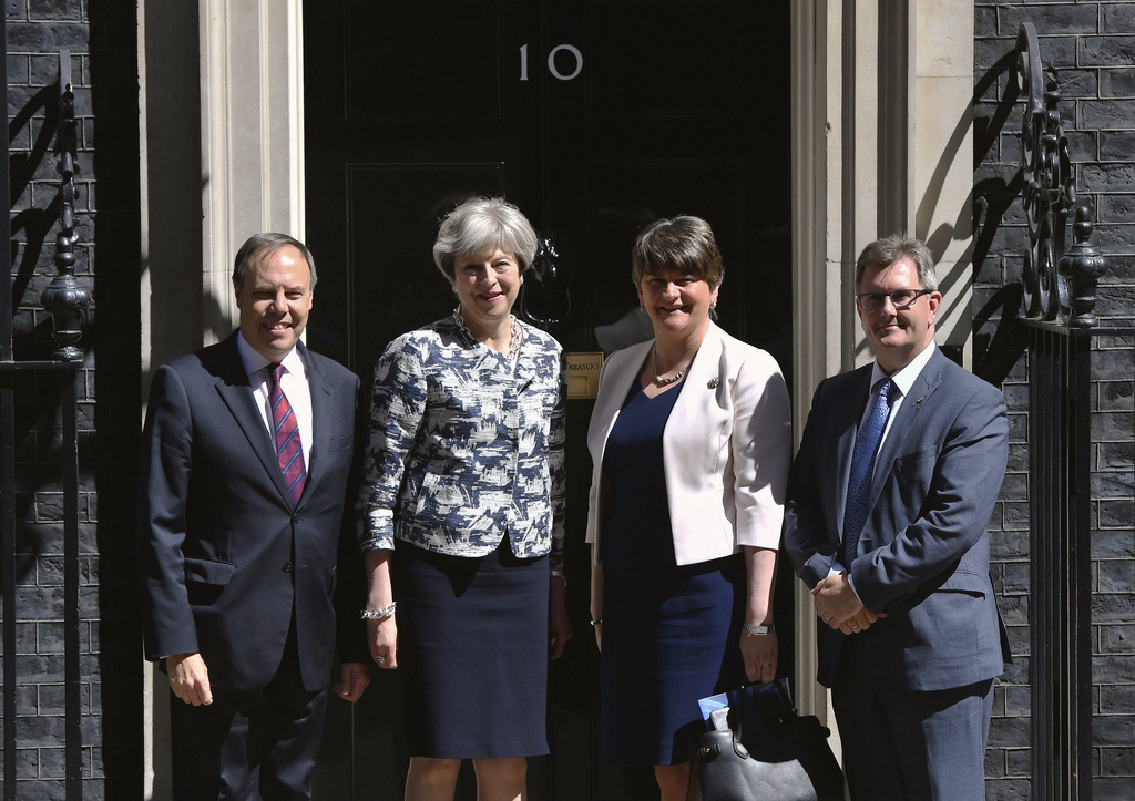 Cet accord survient quelques trois semaines après les législatives, lors desquelles Mme May a perdu sa majorité absolue au Parlement.