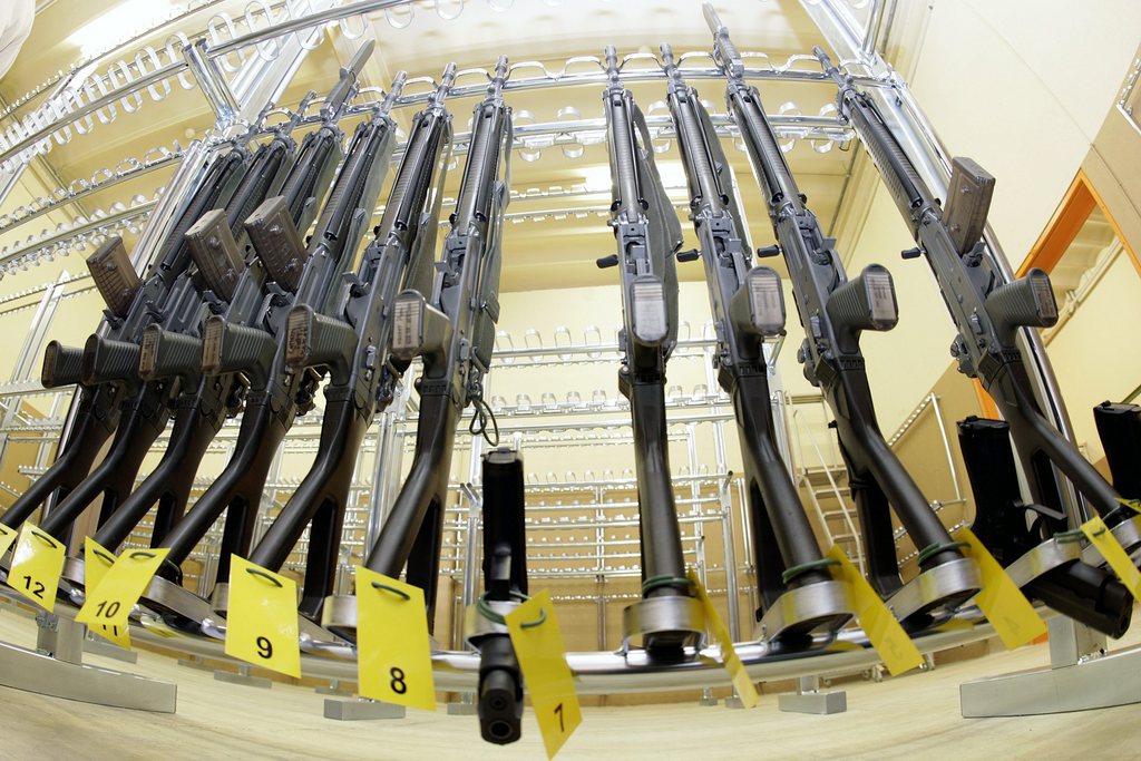 Les Suisses qui veulent conserver une arme chez eux devront faire partie d'une société de tir et pratiquer régulièrement. 