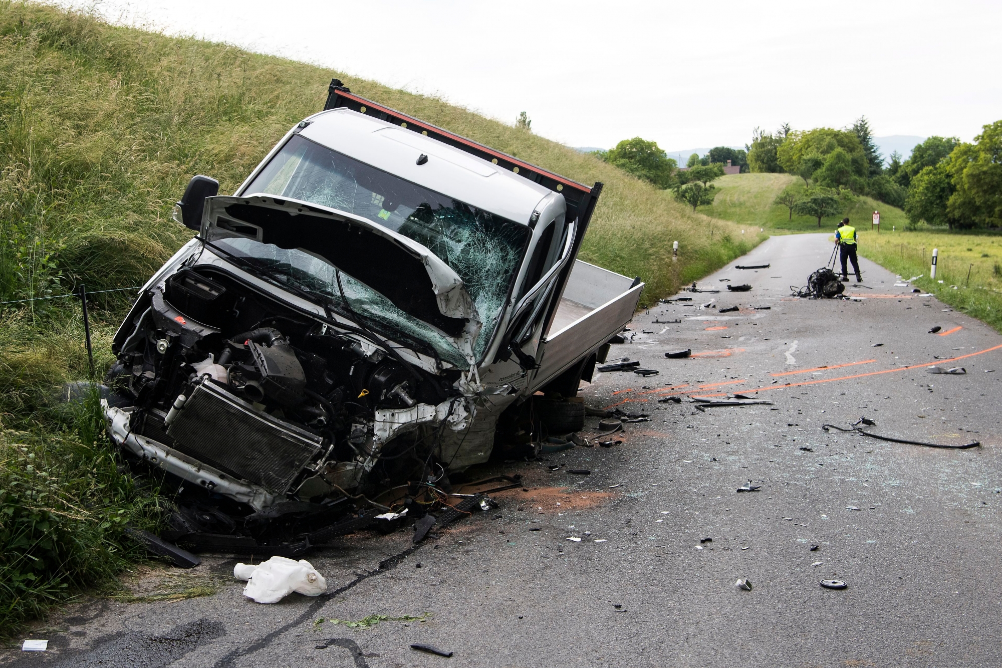 Des policiers travaillent autour de l'accident mortel entre un fourgon et une automobile ce vendredi 9 juin 2017 a Grancy dans le canton de Vaud. (KEYSTONE/Jean-Christophe Bott) SUISSE ACCIDENT VEHICULES GRANCY