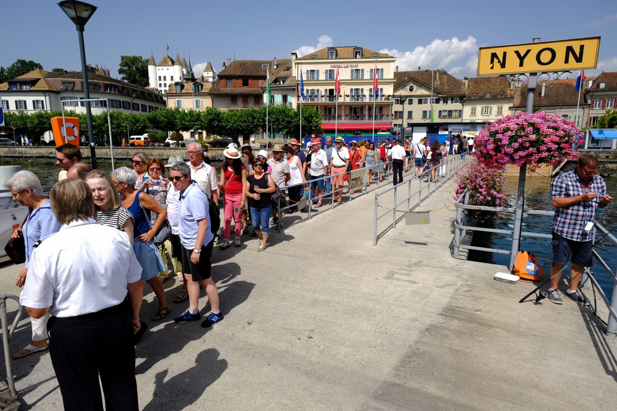 Debarcadere de Nyon les passagers et les touristes débarquent du bâteau de la CGN le Savoie Nyon le 21.7.2016 © photo Michel Perret Debarcadere_Nyon_CGN_21_7_2016