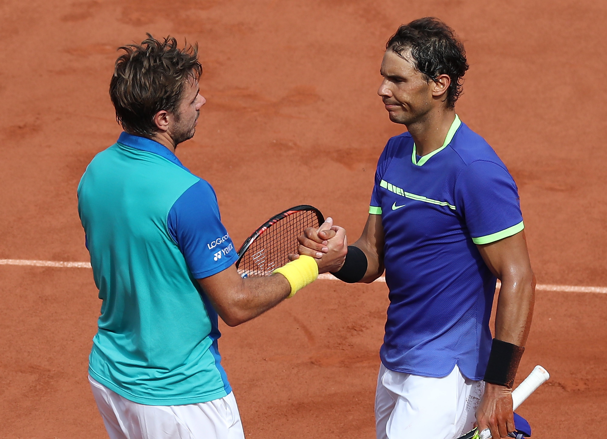 epa06022811 Rafael Nadal of Spain (R) shakes hands  after winning the menís singles final match against Stanislas Wawrinka of Switzerland during the French Open tennis tournament at Roland Garros in Paris, France, 11June 2017.  EPA/STEPHAN MUELLER