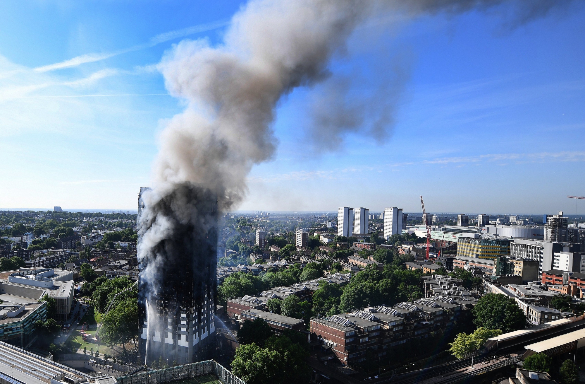epa06027804 A view on the burning Grenfell Tower, a 24-storey apartment block in North Kensington, London, Britain, 14 June 2017. According to the London Fire Brigade (LFB), 40 fire engines and 200 firefighters are working to put out the blaze. Residents in the tower were evacuated, a number of people were treated for a 'range of injuries,' and six people have died in a fire, Metropolitan Police said. The blaze broke out at around 1:00 am GMT. An unconfirmed number of fatalities were reported in the incident, London Fire Commissioner Dany Cotton said during a press conference. The cause of the fire is yet not known.  EPA/ANDY RAIN BRITAIN LONDON FIRE
