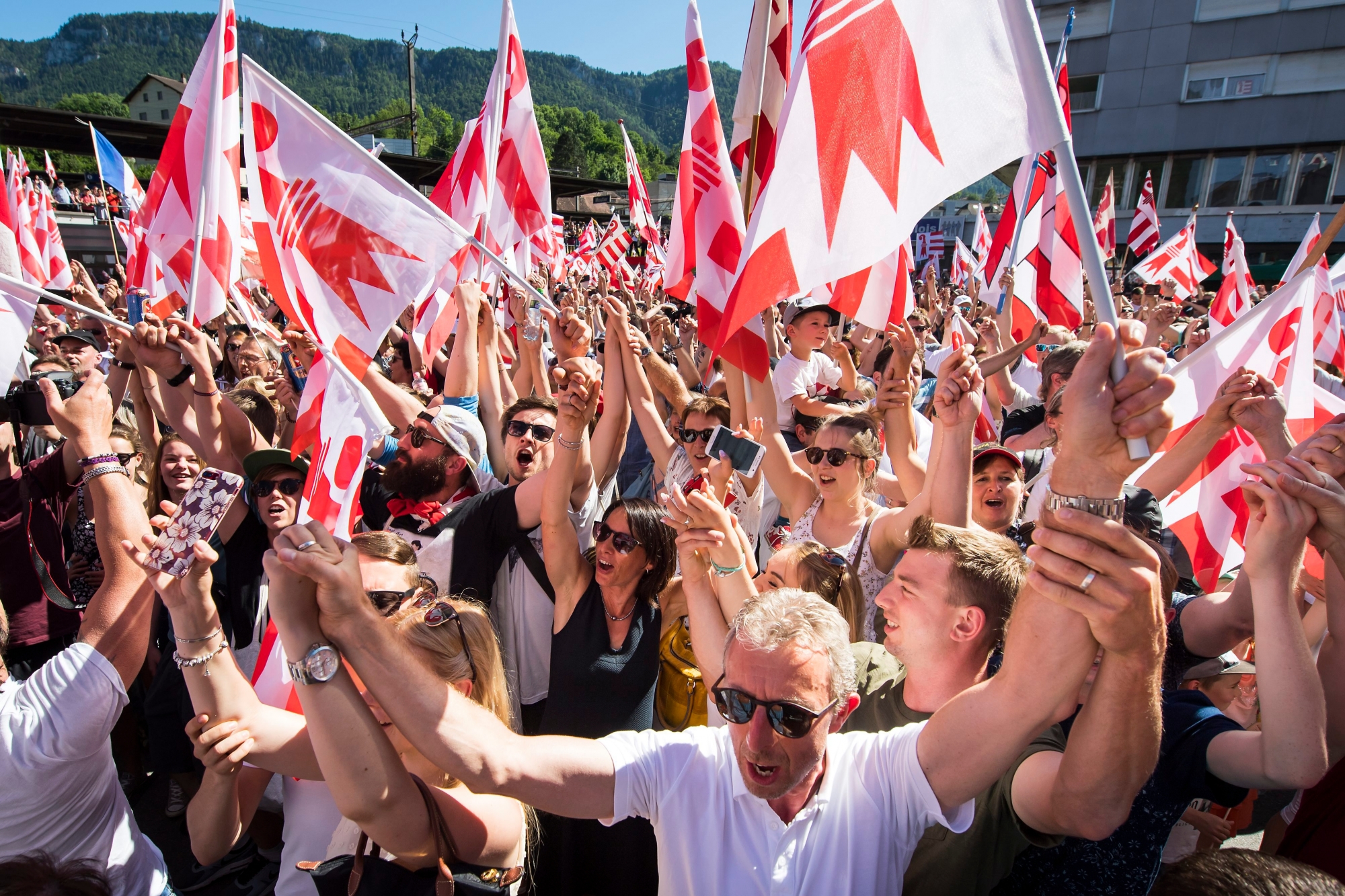 Les militants pro-jurassiens fete la victoire du "Oui" sur la place de la gare ce dimanche 18 juin 2017 a Moutier. Le 18 juin, les citoyens de Moutier doivent choisir entre le maintien dans le Canton de Berne et un rattachement au canton du Jura. Ce scrutin historique, qui s'annonce serre, est cense regler l'appartenance cantonale de la ville. (KEYSTONE/Jean-Christophe Bott) SCHWEIZ ABSTIMMUNG MOUTIER KANTONSZUGEHOERIGKEIT