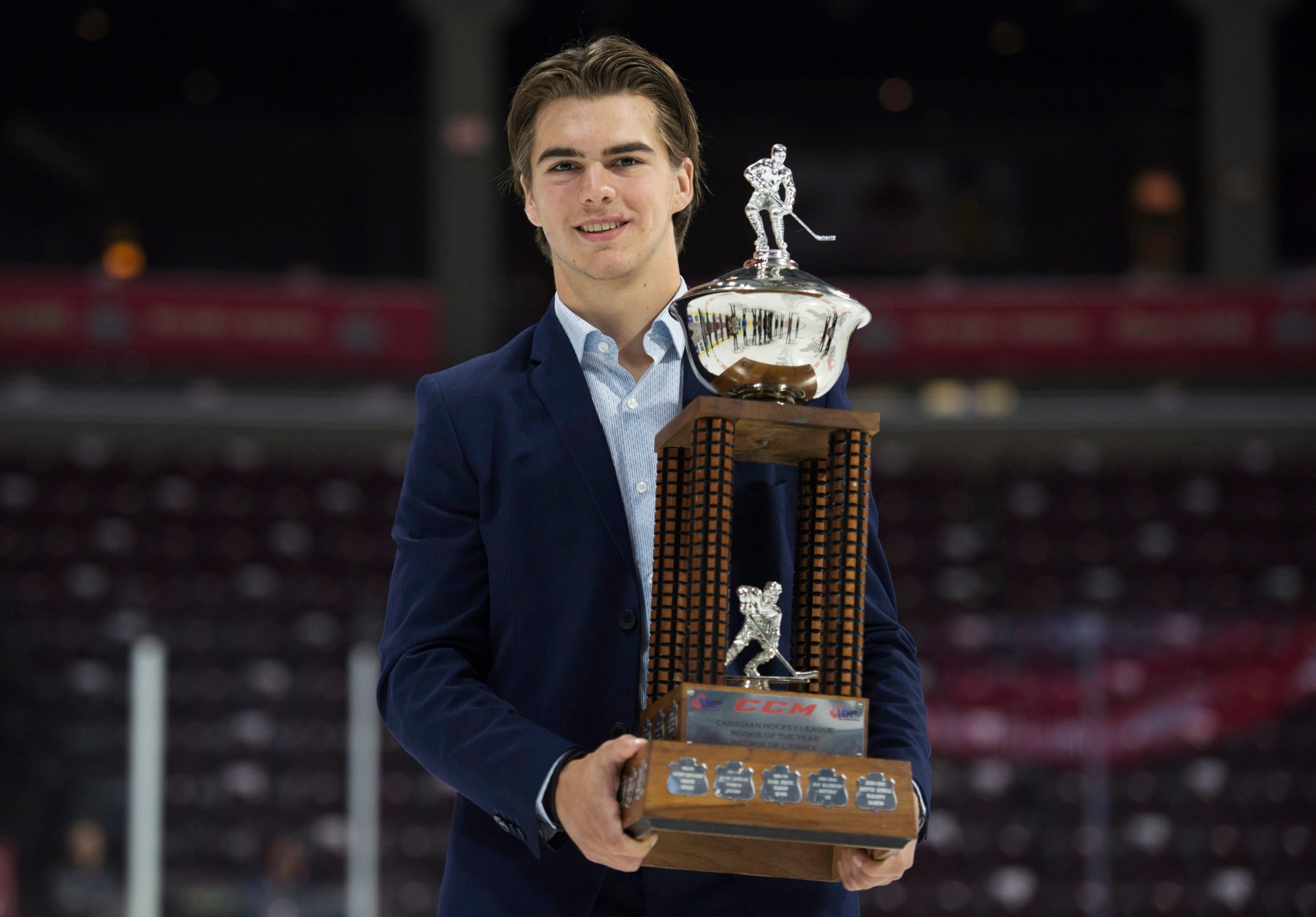 ZUM NHL DRAFT 2017 VOM 23. UND 24. JUNI 2017 IN CHICAGO, USA, STELLEN WIR IHNEN FOLGENDES BILDMATERIAL ZU NICO HISCHIER ZUR VERFUEGUNG - CHL Rookie of the Year Award recipient Nico Hischier, from the Halifax Mooseheads, holds his trophy following a media availability at the Memorial Cup Saturday, May 27, 2017, in Windsor, Ontario. (KEYSTONE/Adrian Wyld/The Canadian Press via AP) EISHOCKEY NHL DRAFT NICO HISCHIER