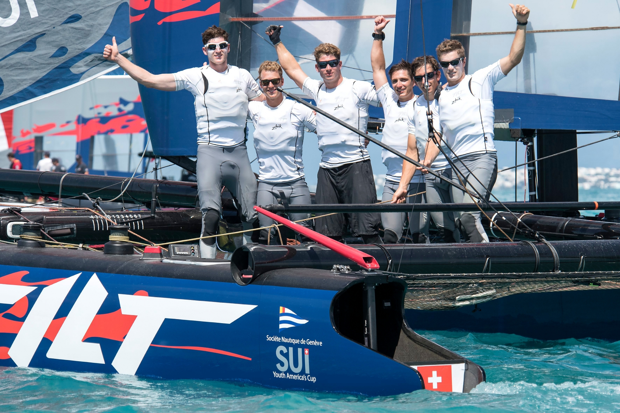 Great Sound Bermudes,20.06.2017; Youth America s Cup; Finale; les jeunes suisses  deTeam Tilt sont sur le podium 3è place. Jubilation après le passage de la ligne
Photo Jean-Guy Python