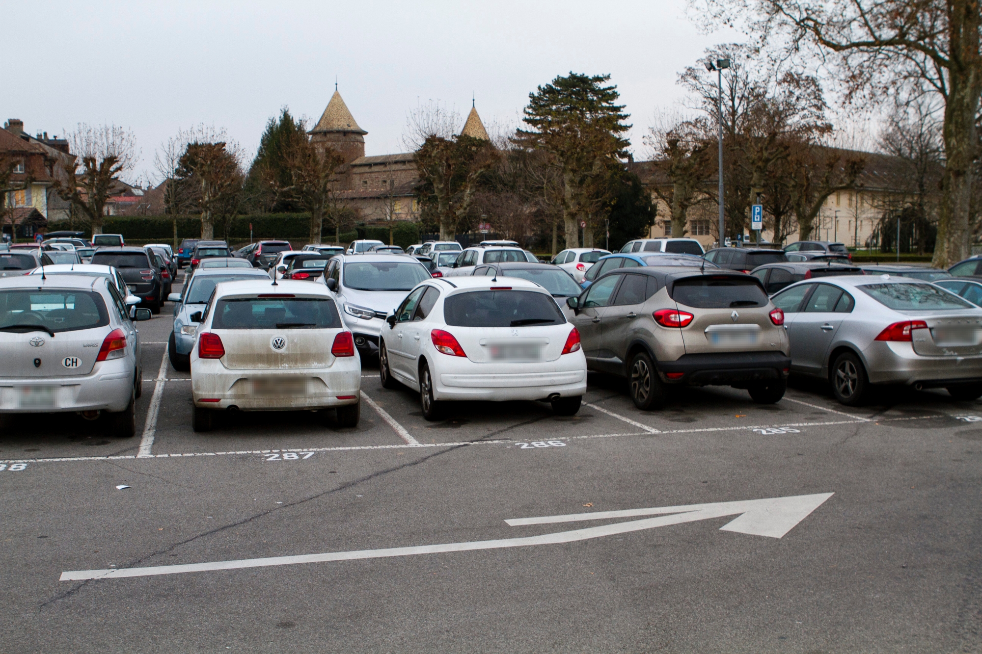 Alors que les places de parking font terriblement défaut dans la ville de Morges, une courroie empêche l'exploitation d'un espace qui augmenterait considérablement le nombre de places sur le parking du Parc des Sports.
 Parking du Parc des Sports à Morges