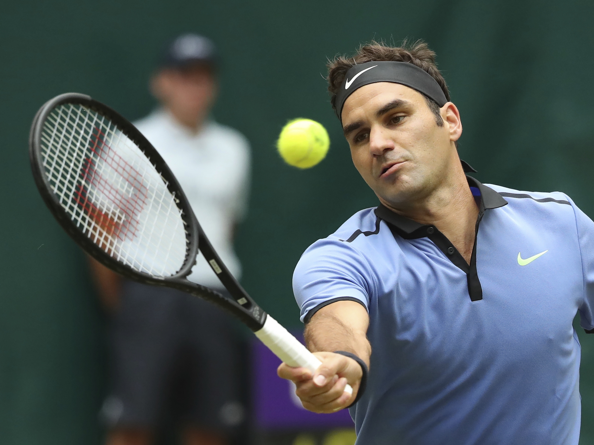 Switzerland's  Roger Federer returns a shot to Germany's Alexander Zverev during the final match of the Gerry Weber Open tennis tournament in Halle, Germany, Sunday, June 25, 2017.  (Friso Gentsch/dpa via AP)