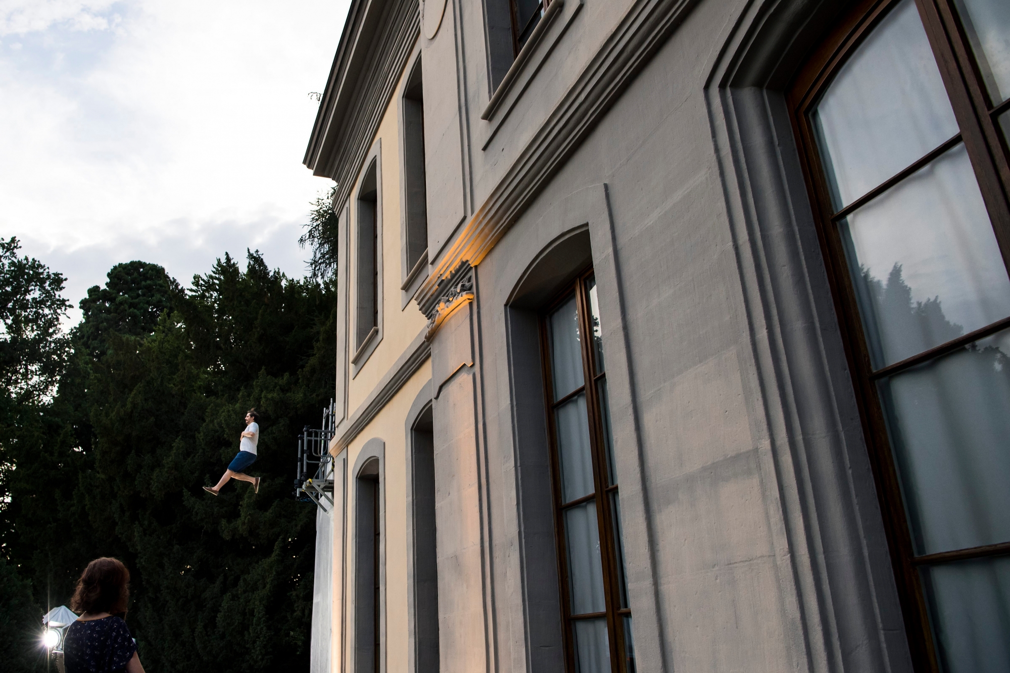 Une personne saute pendant l'animation "Saut dans le vide" propose par Stephane Chapuis lors de la 7eme edition de la Nuit des Images du Musee de l'Elysee ce samedi 24 juin 2017 a Lausanne. (KEYSTONE/Jean-Christophe Bott) SUISSE NUIT DES IMAGES