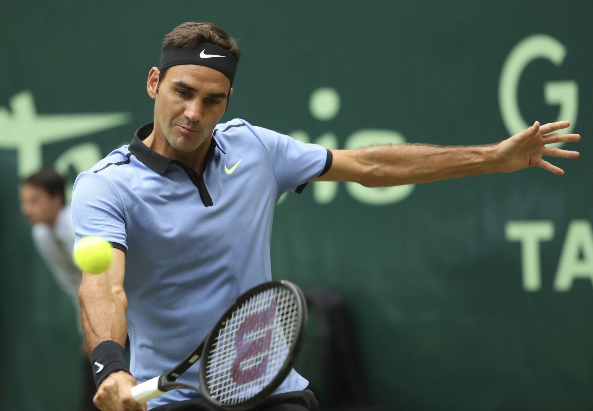 Switzerland's  Roger Federer returns a shot to Germany's Alexander Zverev during the final match of the Gerry Weber Open tennis tournament in Halle, Germany, Sunday, June 25, 2017.  (Friso Gentsch/dpa via AP)