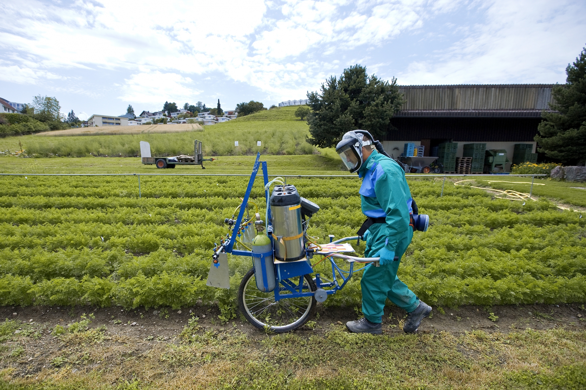 ARCHIVBILD ZUR PRESSEKONFERENZ DES SCHWEIZERISCHEN BAUERNVERBANDES ZUM THEMA PFLANZENSCHUTZ, AM MITTWOCH, 21. JUNI 2017 - Ein Gemuesebau-Experte der Forschungsanstalt Agroscope Changins-Waedenswil ACW testet am 15. Juli 2009 in Waedenswil im Kanton Zuerich neue Pflanzenschutzmittel fuer Gemuesekulturen. (KEYSTONE/Gaetan Bally) SCHWEIZ LANDWIRTSCHAFT PFLANZENSCHUTZ