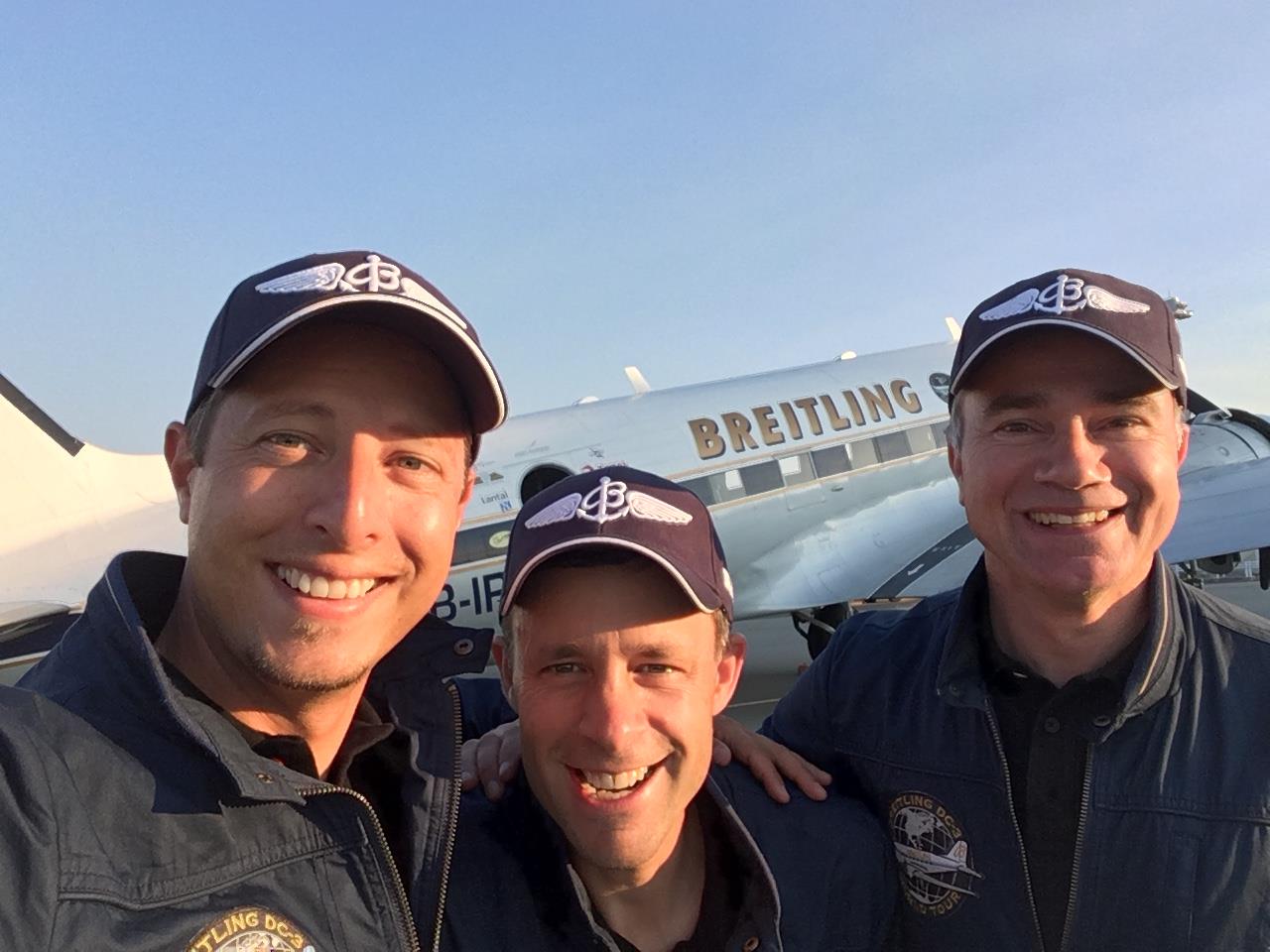 Raphaël Favre, Paul Bazeley et Francisco Agullo affichent leur joie après l'atterrissage au terme du plus long vol de leur tour du monde à bord du DC-3 Breitling.