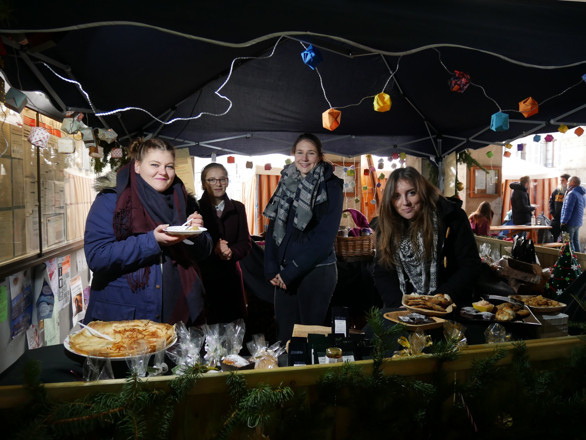 Pour aider à financer leur voyage solidaire, Marjorie Theintz, Maelle Gyger, Cilia Schneider et Léa Capt ont vendu des pâtisseries lors du dernier marché de Noël à Aubonne. 