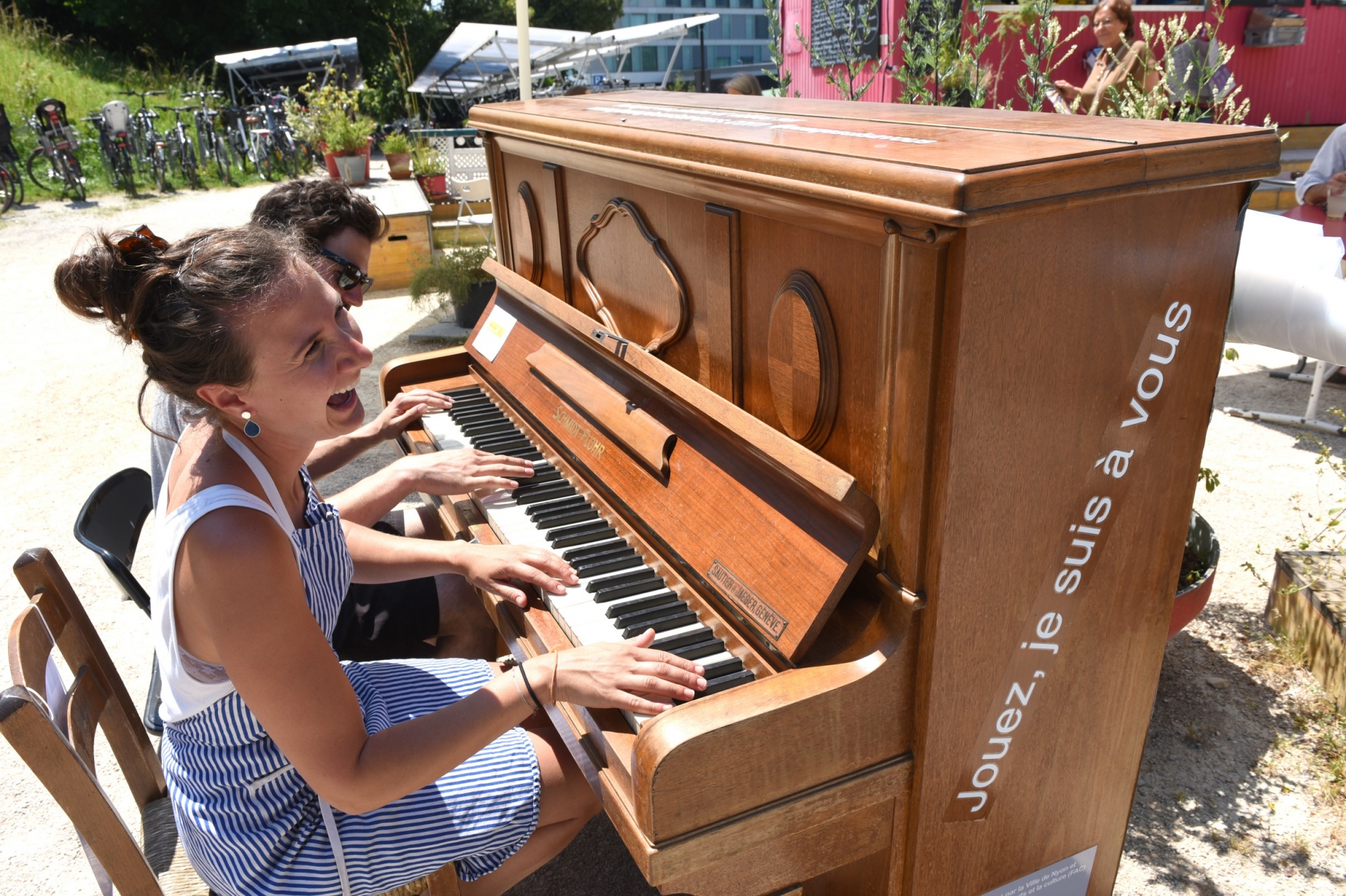 Piano jouez je suis a vous ici devant la roulotte Nyon le 13.6.2017 © photo Michel Perret