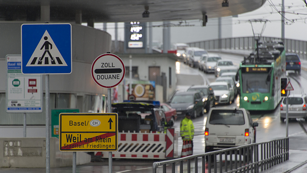 Les passeurs ont été placés en détention, les réfugiés dans un foyer d'accueil de Karlsruhe.