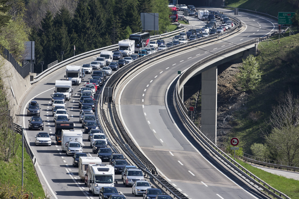 Le temps d'attente à l'entrée nord du tunnel est estimé à deux heures et quinze minutes.