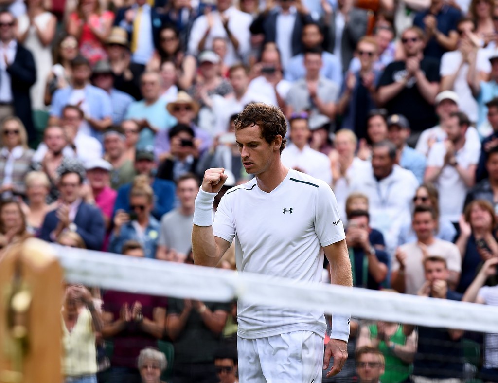 Tenant du titre, Andy Murray (no 1) a pleinement rassuré ses supporters pour son entrée en lice à Wimbledon.