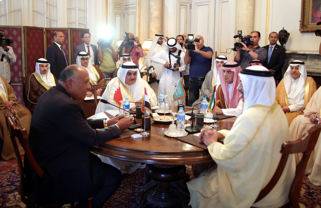 L'Arabie saoudite et ses alliés ont rompu au début du mois de juin leurs relations diplomatiques puis fermé toutes leurs frontières avec le Qatar. Ils estiment que l'émirat gazier finance les extrémistes islamistes et a des liens trop rapprochés avec l'Iran, grand rival régional de l'Arabie saoudite.