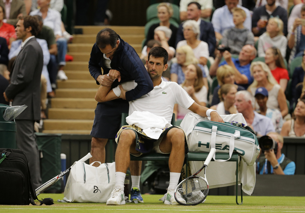 Novak Djokovic a fait appel au kiné pour manipuler son coude droit à l'issue du premier set.