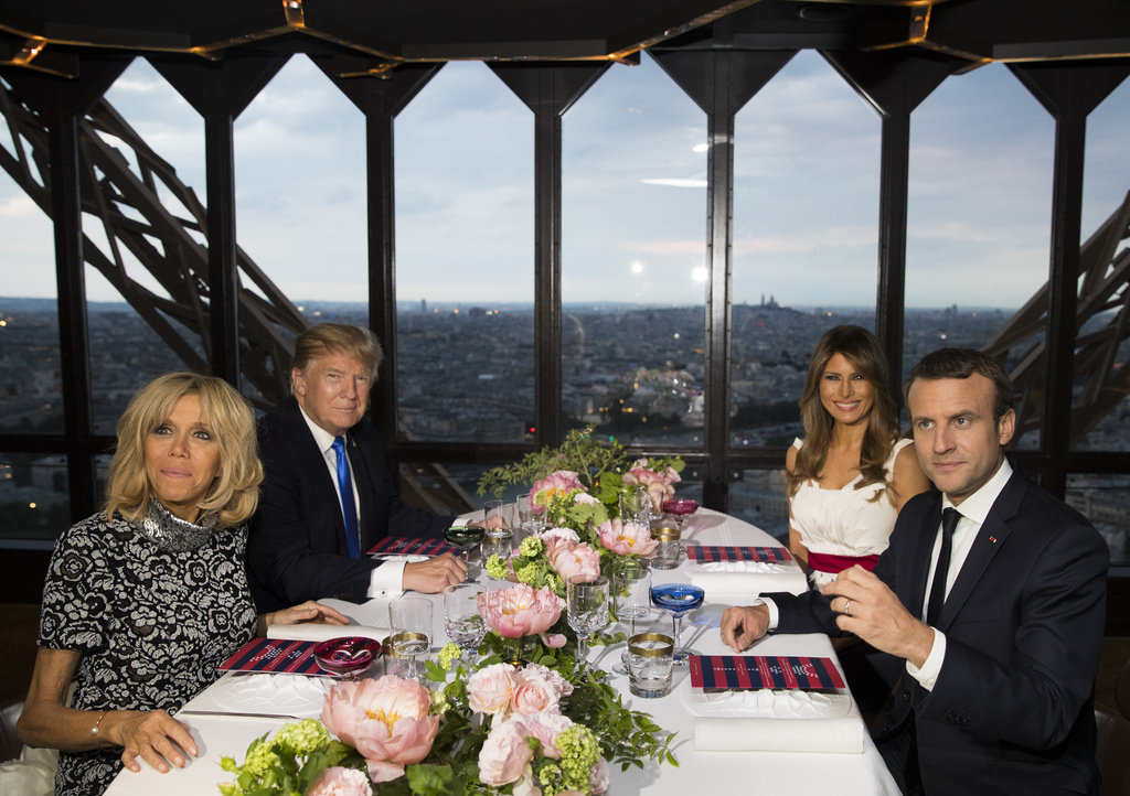 Le président Donald Trump, la première dame Melania et le président français Emmanuel Macron et sa femme Brigitte Macron au Restaurant Jules Verne, sur la Tour Eiffel.