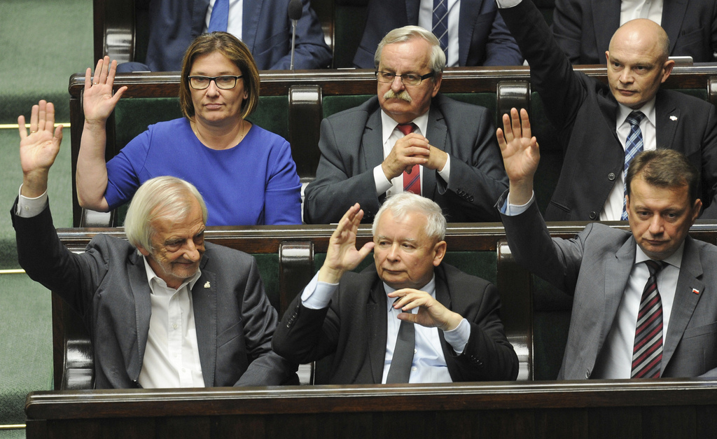 Les députés de droite et leur leader Jaroslaw Kaczynski sont parvenus à faire passer leur projet de loi devant la chambre basse du Parlement.