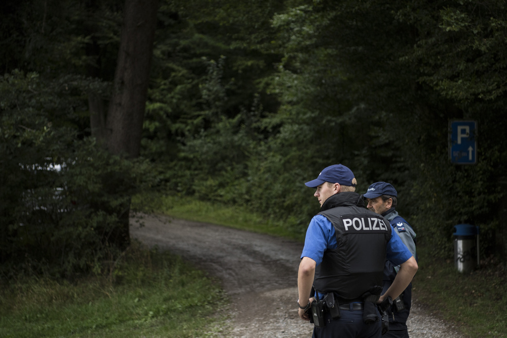 Le fuyard, qui vit dans la forêt, est considéré comme dangereux et on le pensait encore armé, avait averti mardi la police schaffhousoise.