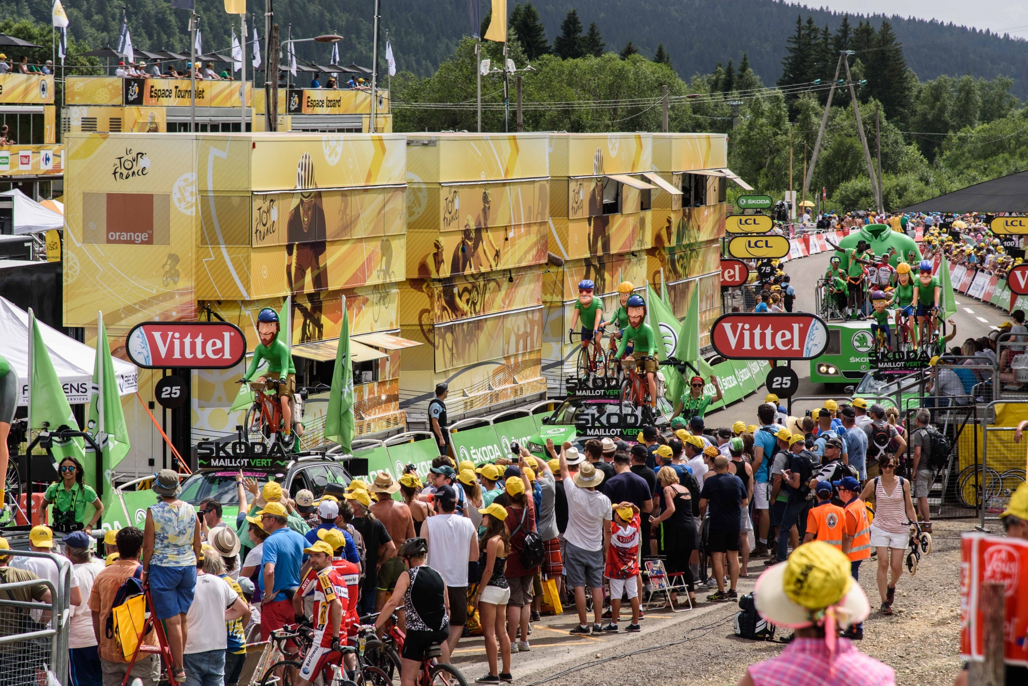 Les Rousses, Lamoura, samedi 8 juillet 2017, arrivée du Tour de France, reportage sur l'ambiance dans le site, l'attente et ambiances sur le site, photos Cédric Sandoz