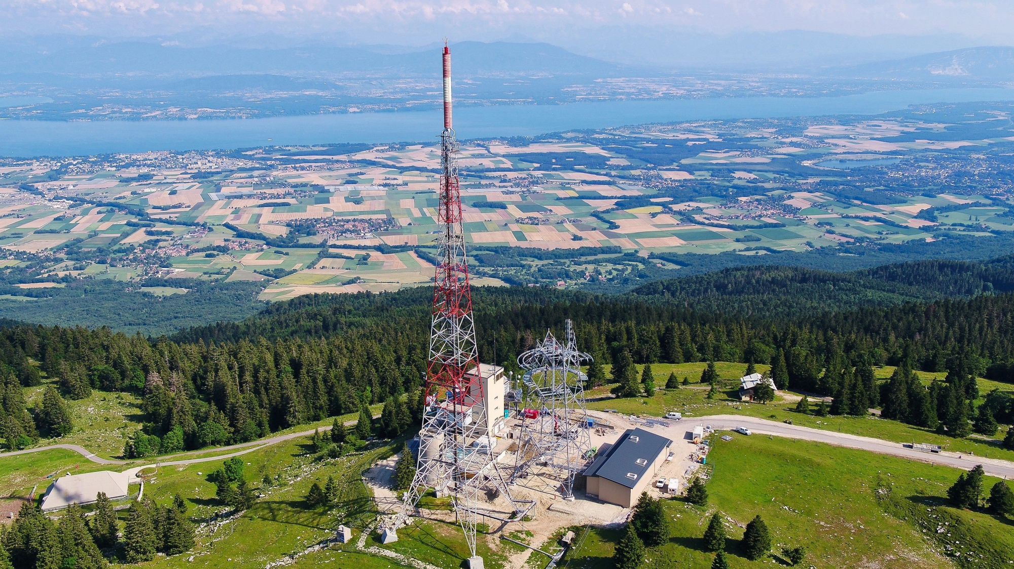 Nouvelle antenne à la Barillette Swisscom va changer son émetteur Gingins le 18.7.2017 © photo Michel Perret Nouvelle_Antenne_Bariillette_18_7_2017