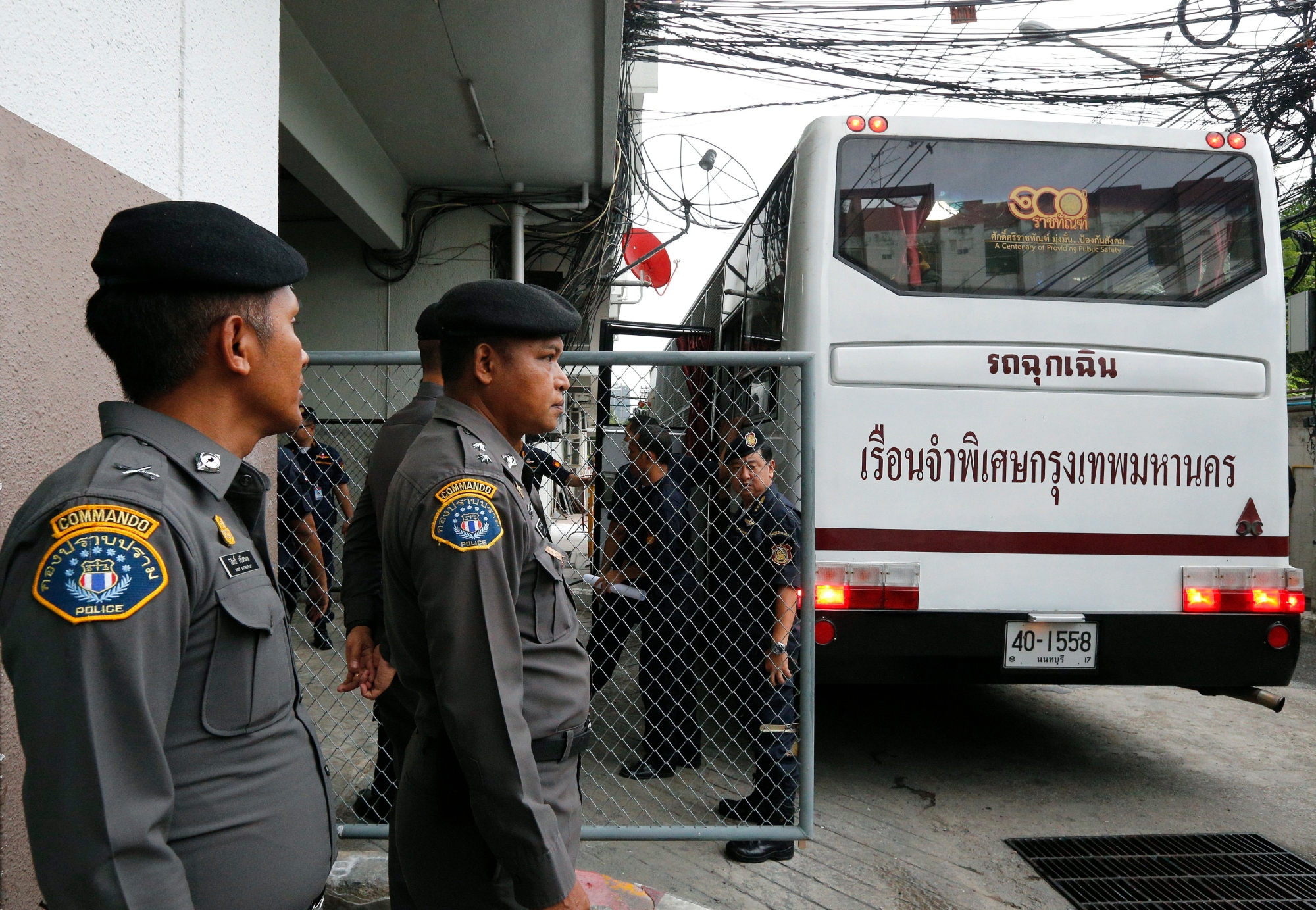 epa06095732 Thai police officers stand guard as suspects in a human trafficking case arrive at the criminal court in Bangkok, Thailand, 19 July 2017. Thai court on 19 July will announce a verdict in the case of more than a hundred suspects, who are allegedly involved in human trafficking, including a Thai senior Army Advisor Lieutenant General Manas Kongpan. More than 150 warrants have been issued against officials suspected of their involvement in the trafficking ring after investigators discovered mass graves of Rohingya migrants in southern Thailand in 2015.  EPA/NARONG SANGNAK THAILAND CRIME HUMAN TRAFFICKING