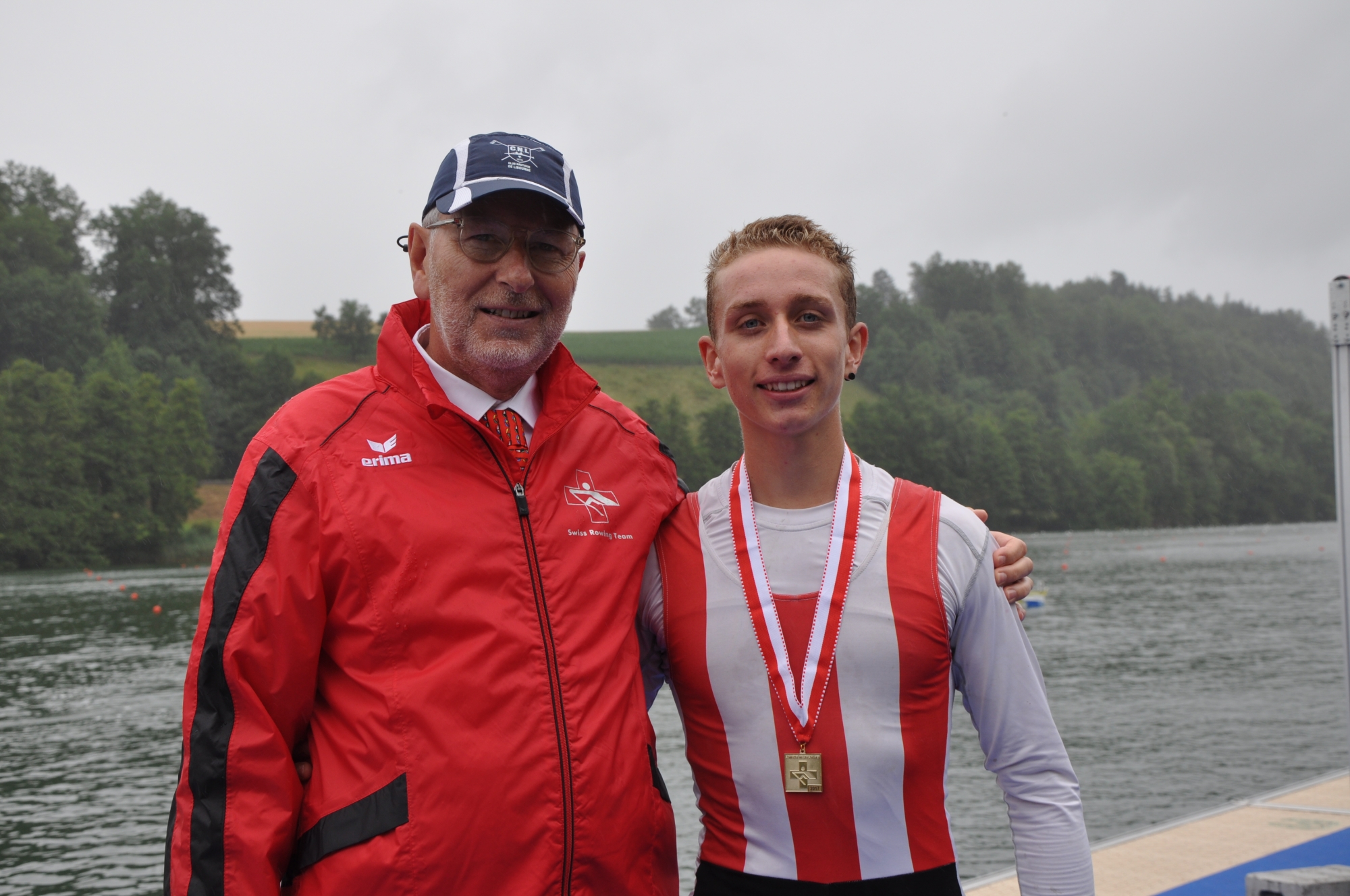 Le président morgien Neville Tanzer au côté de Raphaël Ahumada, champion suisse cadet en skiff.