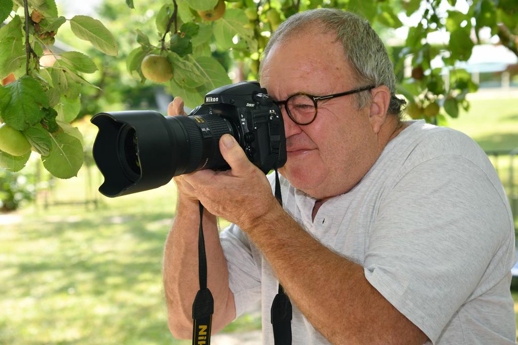 Jean Pierre Mottier pendant les préparatifs de son exposition