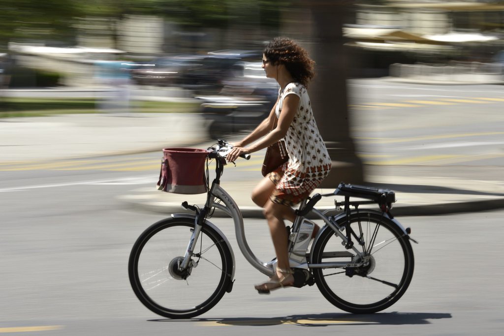 Bien que le port du casque soit obligatoire depuis 2012 pour les vélos électriques rapides, 17% des cyclistes ignorent cette réglementation. (illustration)
