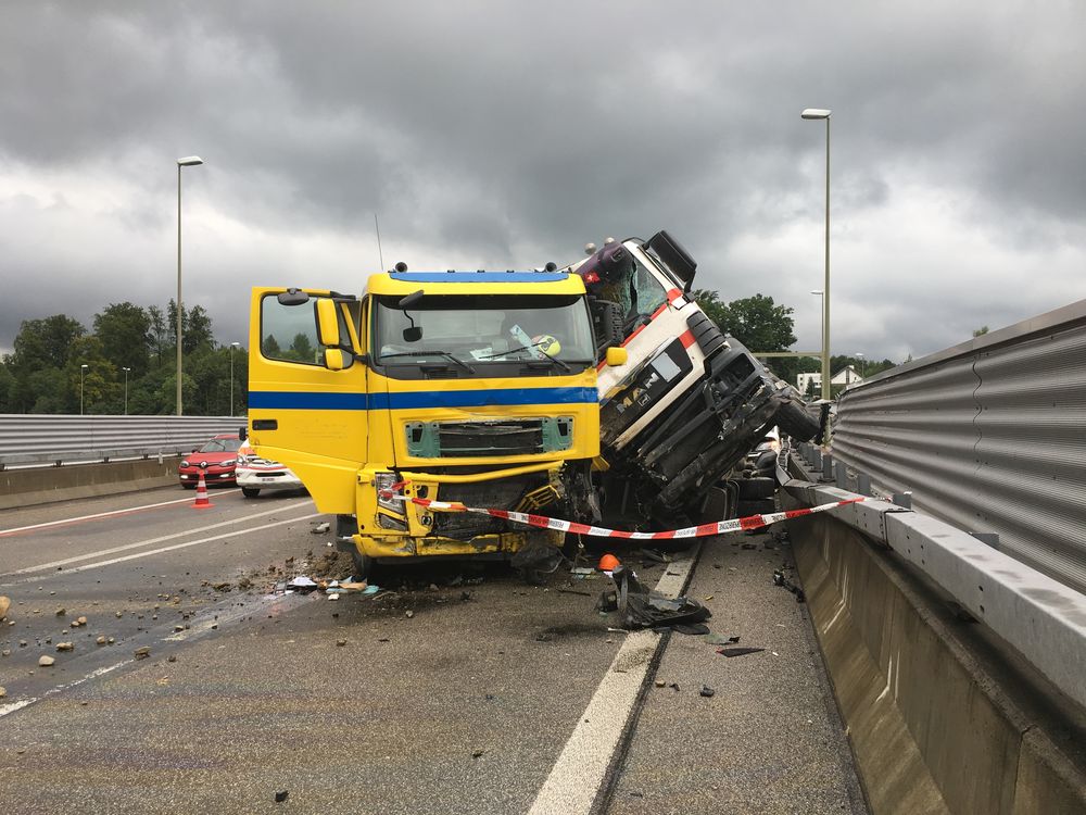 Les chauffeurs des deux poids lourds, âgés de 28 et 31 ans, ont été légèrement blessés.