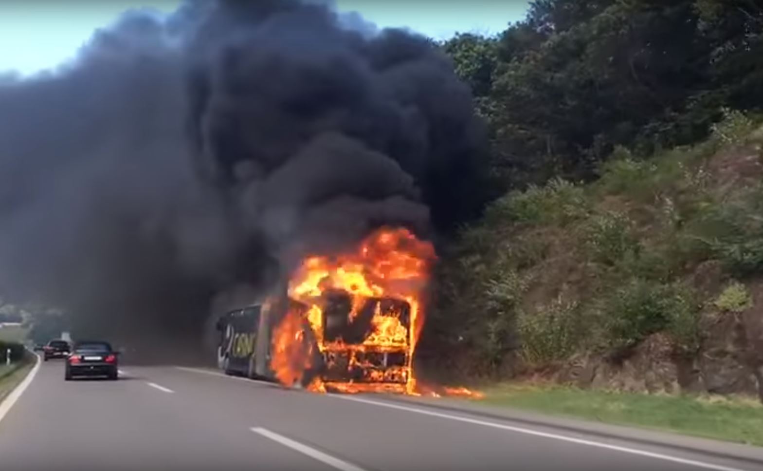 Le véhicule a été totalement détruit par les flammes.