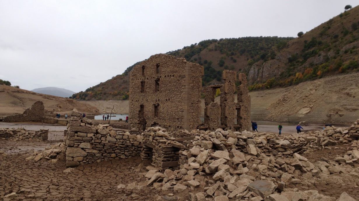 Le sommet des ruines est souvent visible en été, mais cette fois-ci, le village a carrément refait surface.