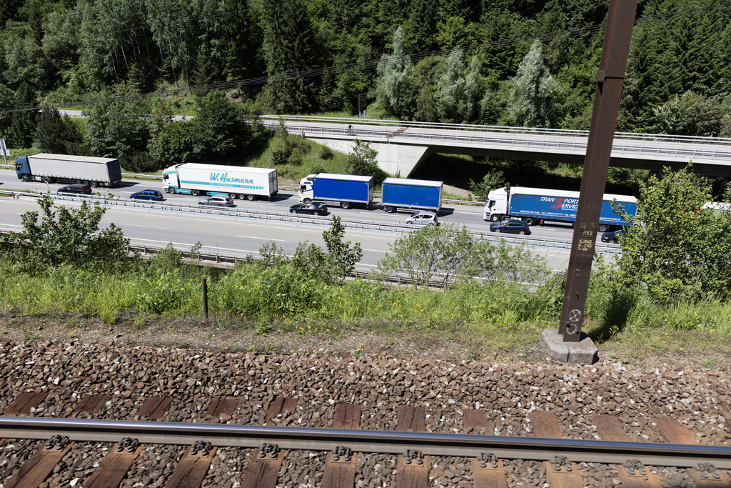 Pour l'Initiative des Alpes, le temps est parfait pour agir puisque le Conseil fédéral doit publier en novembre son rapport sur le transfert de la route au rail.