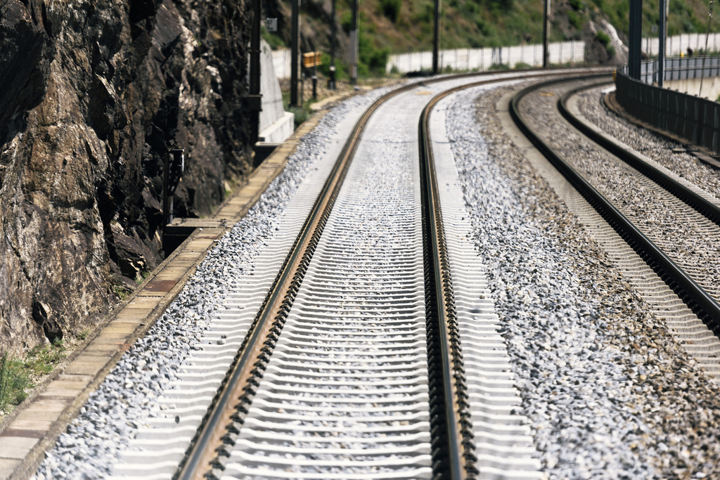 La ligne ferroviaire sur la ligne de faîte du Lötschberg a été interrompu dans les deux sens.