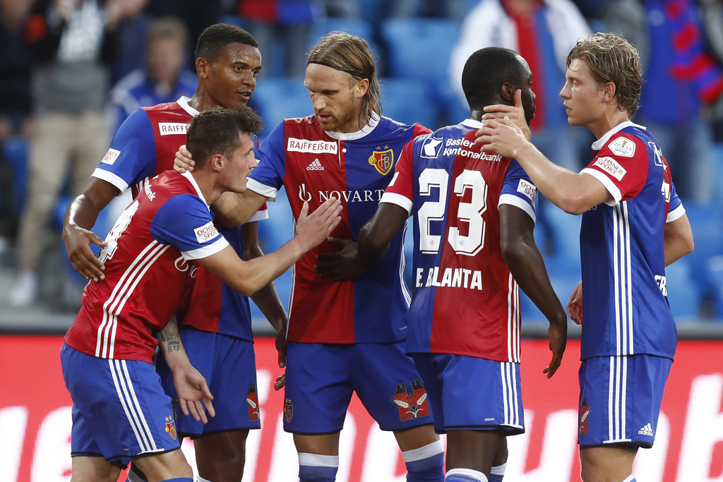 Der Basler Taulant Xhaka, links, jubelt mit seinen Teamkollegen nach seinem Tor zum 1-0 im Super League Spiel zwischen dem FC Basel 1893 und dem Grasshopper Club Zuerich, am Donnerstag, 10. August 2017 im St. Jakob-Park in Basel. (KEYSTONE/Peter Klaunzer)