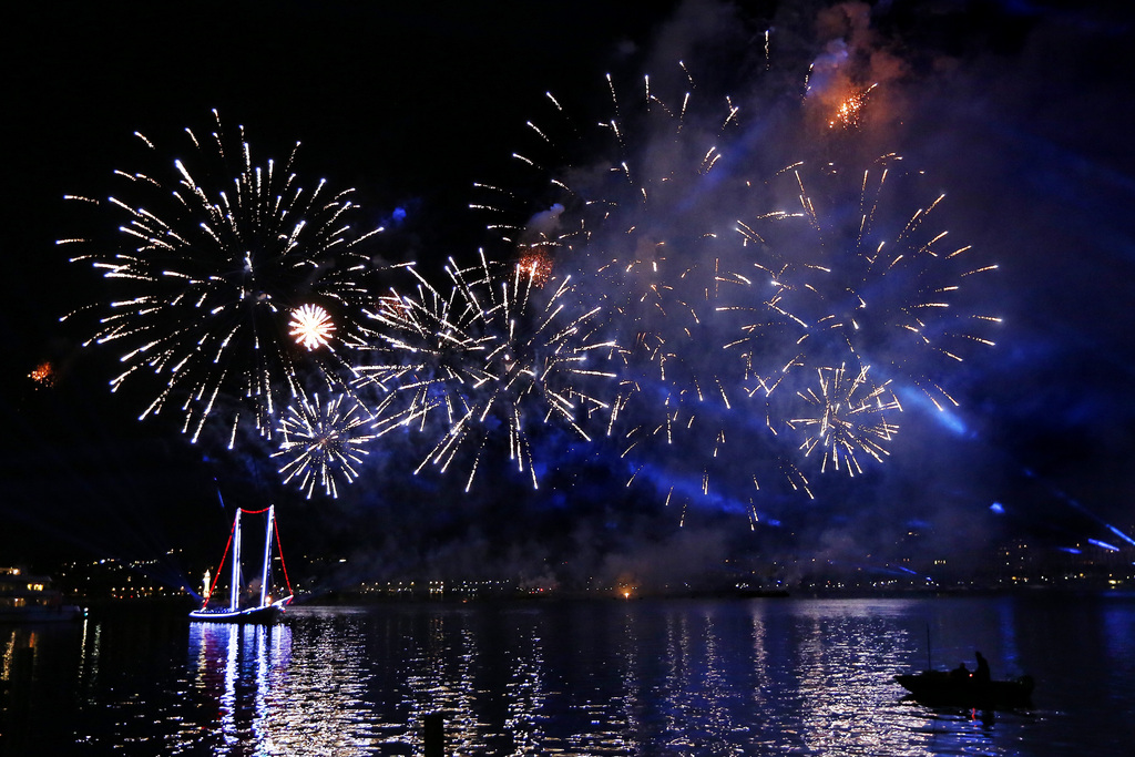 Samedi soir, le grand feu d'artifice tiré depuis la rade a déplacé les foules.